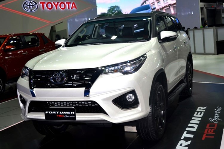 Tại triển lãm GIIAS 2017 vào hồi tháng 8 năm nay, hãng xe ôtô Toyota đã giới thiệu phiên bản TRD Sportivo mới của dòng SUV cỡ trung Fortuner với khách hàng Indonesia. Đến nay, mẫu xe này tiếp tục được giới thiệu  Toyota Fortuner TRD Sportivo 2017 tại thị trường Ấn Độ.